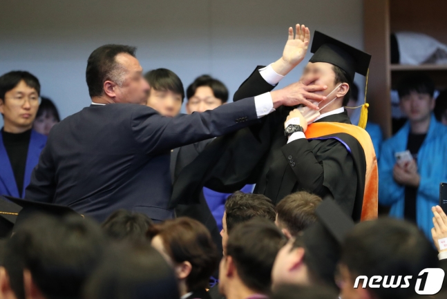 《차라리 아무 곳도 가지 마십시오》

참 국민 무서운지 모르는 정부입니다.

전북특별자치도 출범식에서는 
전북 국회의원의 입을 틀어 막고 끌어내고,
카이스트 졸업식에서는 
카이스트 졸업생의 입을 틀어 막고 끌어냈습니다.

공영방송에 나와서는 배우자의 뇌물 수수에 입 씻고, 
언론의 비판에는