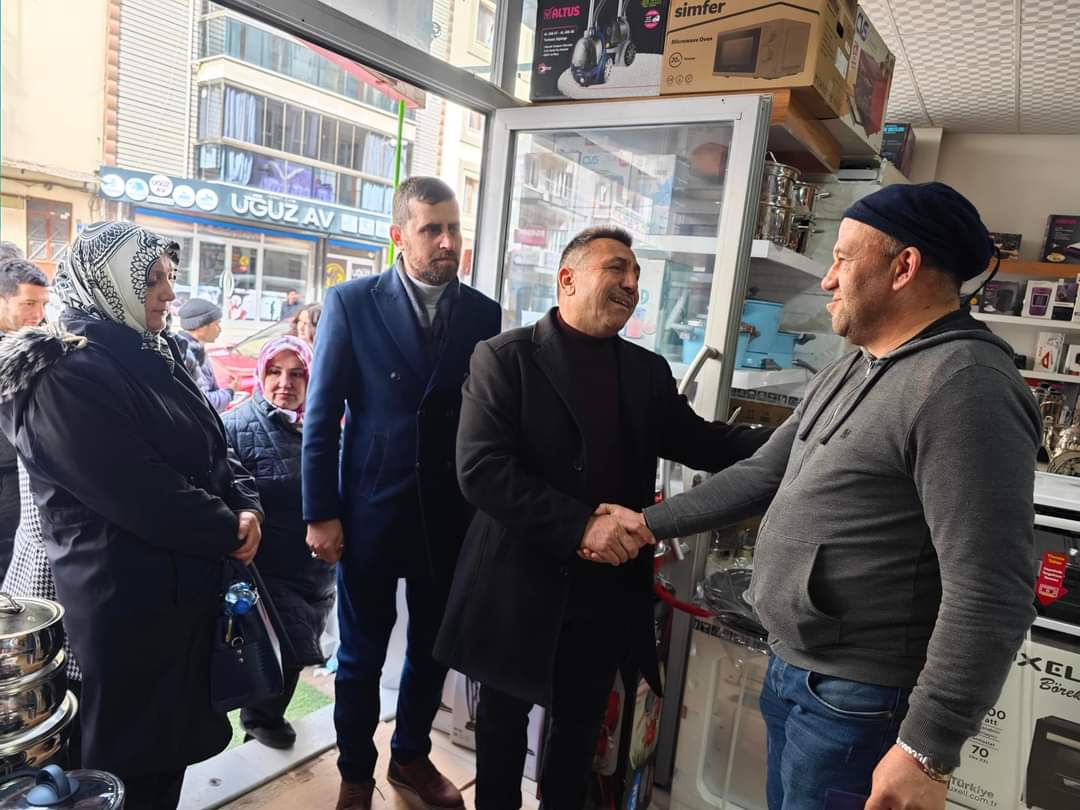 Akpartibanaz's tweet photo. İlçe Başkanımız @muraterdogan_64 Banaz Belediye Başkan Adayımız Sn.#MehmetCevizci ve Teşkilatımızla birlikte, değerli ilçe sakinlerimizle hasbıhal edip esnaflarımıza hayırlı işler bol kazançlar dileyip desteklerini istedik.
Girilmedik gönül sıkılmadık el bırakmayacağız. https://t.co/5UX2CHR7QP