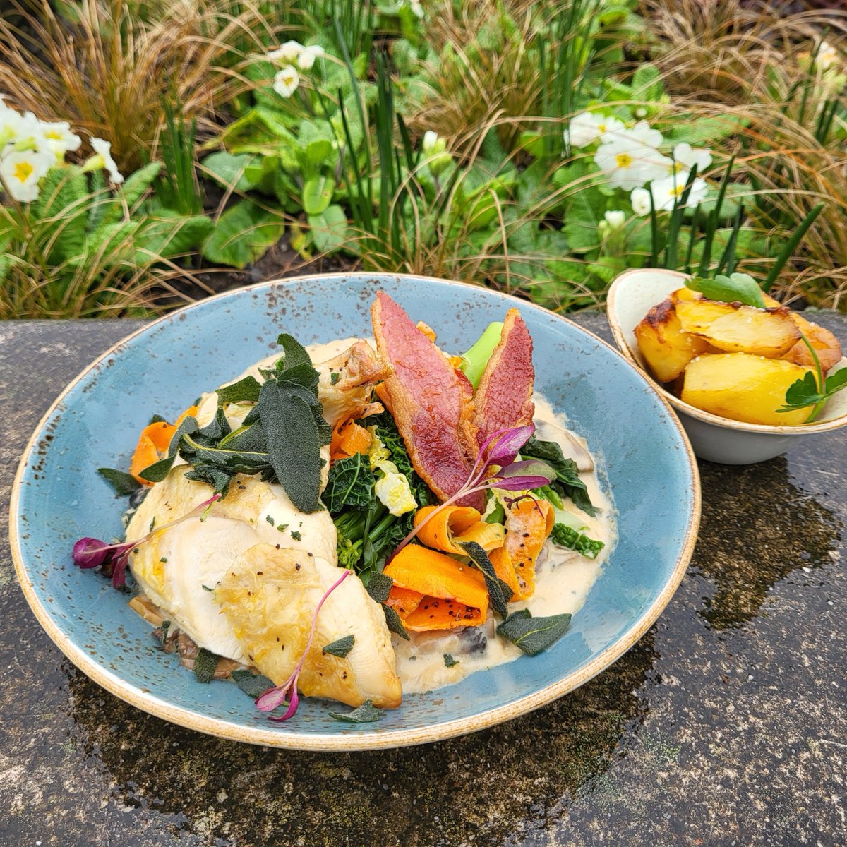RHS_Rosemoor's tweet photo. π€€ Looking for somewhere to have lunch this weekend? Our new menu starts today and features this delicious chicken supreme in a creamy garlic, mushroom & tarragon sauce finished with a crispy bacon shard (GF)
#FoodieFriday #NorthDevonFood #NorthDevon #VisitNorthDevon #SWisbest https://t.co/9EwBwLTCEu