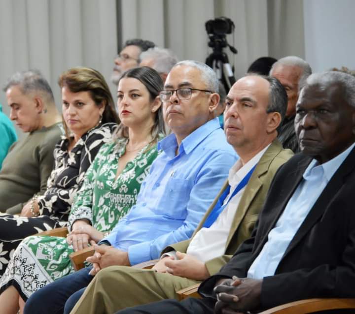 Junto al Presidente <a href="/DiazCanelB/">Miguel Díaz-Canel Bermúdez</a> asistimos a la inauguración de la 32 edición de la Feria Internacional del Libro de La Habana. #Brasil es el país invitado de honor, e Isabel Monal y Francisco López Sacha, los intelectuales a quienes se dedica esta cita. #LeerEsCrecer #Cuba