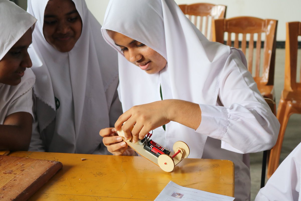EU in Sri Lanka (@eu_in_sri_lanka) on Twitter photo <a href="/unwomenSriLanka/">UN Women Sri Lanka</a> <a href="/TheMakersGlobal/">The Makers</a> Today we are with students from Muslim Ladies College, facilitating our first hands on workshop featuring robotics, innovation and prototyping to promote #STEM education among girls.
Breaking barriers for #WomenInSTEM <a href="/unwomenSriLanka/">UN Women Sri Lanka</a> <a href="/TheMakersGlobal/">The Makers</a> Today we are with students from Muslim Ladies College, facilitating our first hands on workshop featuring robotics, innovation and prototyping to promote #STEM education among girls.
Breaking barriers for #WomenInSTEM