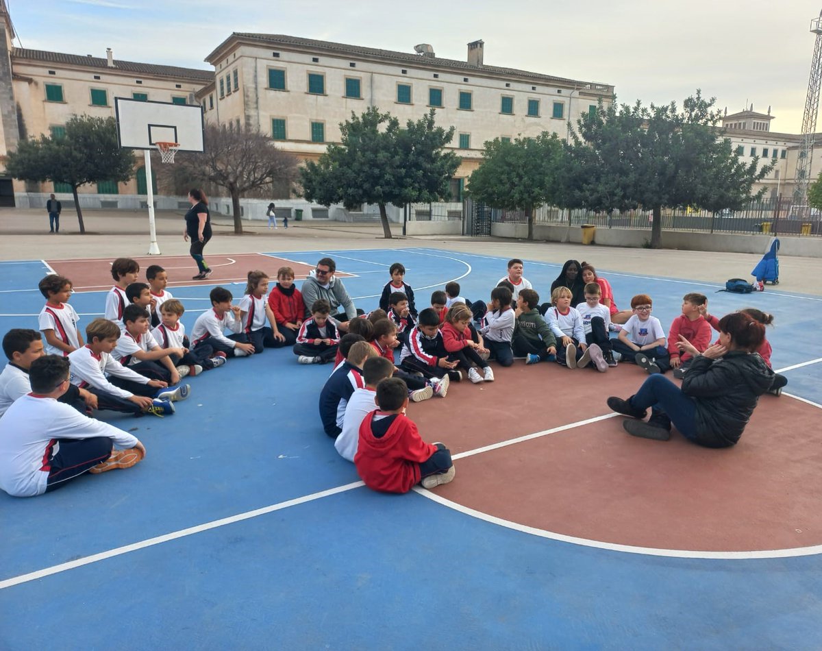 pere_club's tweet photo. Cistelles Solidàries a favor de #ASPANOB 
Gràcies a Cristina per la xerrada als nostres lluitadors...
@colsantpere  @sportingfullequip @ReformasIraolaCB https://t.co/xo6nHsNhze