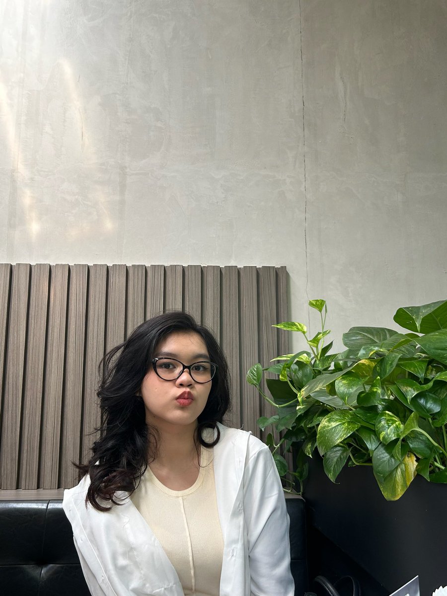 Perfume yang aku pake pas valentine’s date kemarin dari Layr yang Midnight Haze✨

It smells like “pesona wanita matang” for me✨Earthy-Floral-Musky🌹🌸🍃 kinda scent and ofc SPL nya gausa diraguin!!