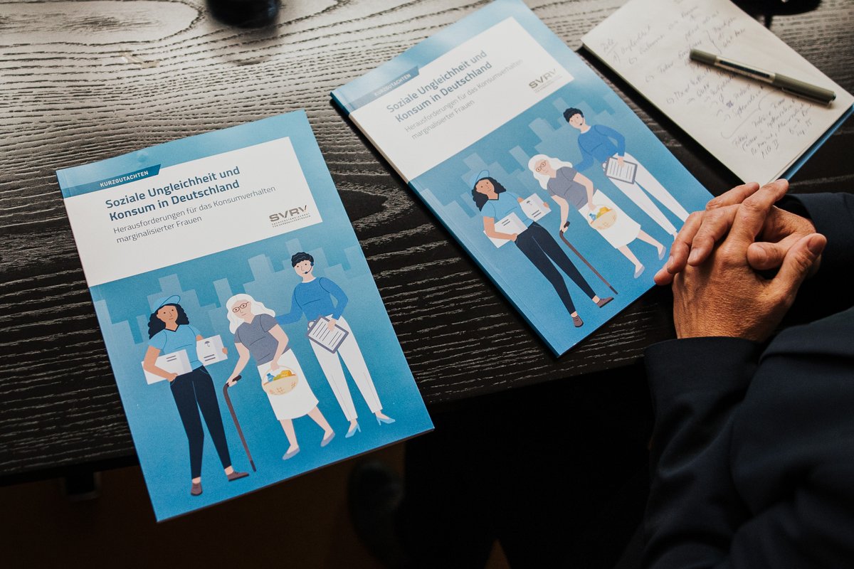 _BMUKN's tweet photo. Neues Kurzgutachten „#SozialeUngleichheit und #Konsum“ des @SVR_Verbraucher an StSin Christiane Rohleder übergeben. Sie bedankte sich und betonte, dass soziale Aspekte zentral seien für wirksamen Verbraucherschutz.  ℹ️ https://t.co/DZ2qkTfHrI https://t.co/a3klOIQxug