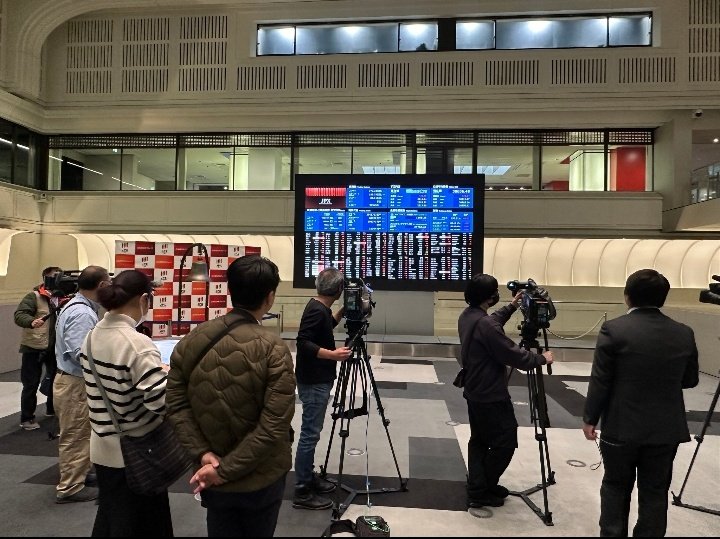 FKKhan70's tweet photo. 日経平均株価が史上最高値の3万8915円を更新するか東証の株価ボード前で見守る報道陣。

あと50円の3万8865円をつけた時は「うおおおおお！！！」とテンション上がってたけど、反落して3万8700円を切ると露骨にやる気をなくしてスマホを見始めたのは面白かった... https://t.co/TL725ZulxH