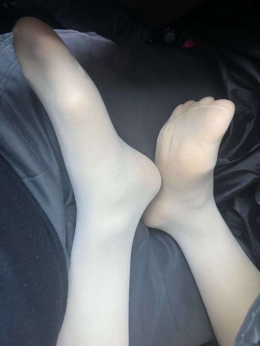 HF99101's tweet photo. 堵车怎么会无聊呢，是因为旁边没有穿丝袜的骚妻吗？祝大家新年快乐 https://t.co/TcK6vG82Da
