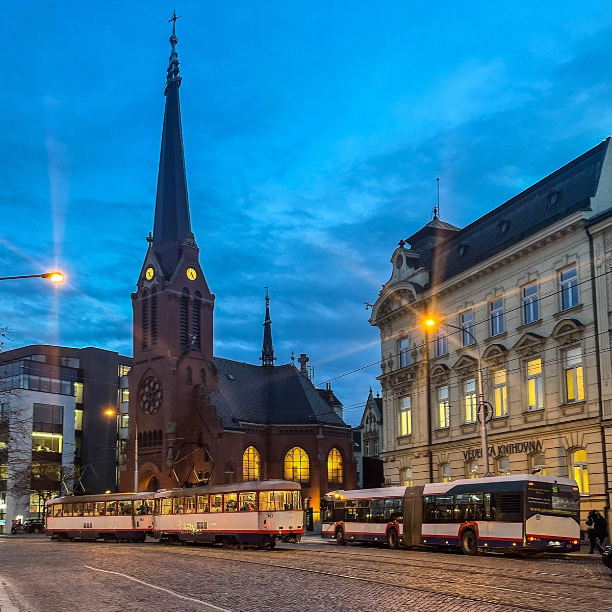 DPMO_official's tweet photo. Večerní míjení 🚋 a 🚌.
#dpmo. #svamipocelyzivot #mhd #mhdolomouc #olomouc #olomoucketramvaje #olomouckeautobusy #olomoucky_kraj #olomouc_city #solaris #t3 #vecer https://t.co/RCA3QIHe9k