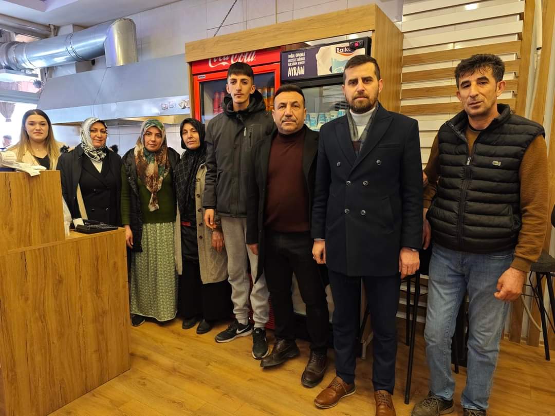 Akpartibanaz's tweet photo. İlçe Başkanımız @muraterdogan_64 Banaz Belediye Başkan Adayımız Sn.#MehmetCevizci ve Teşkilatımızla birlikte, değerli ilçe sakinlerimizle hasbıhal edip esnaflarımıza hayırlı işler bol kazançlar dileyip desteklerini istedik.
Girilmedik gönül sıkılmadık el bırakmayacağız. https://t.co/myAEq9YYVy