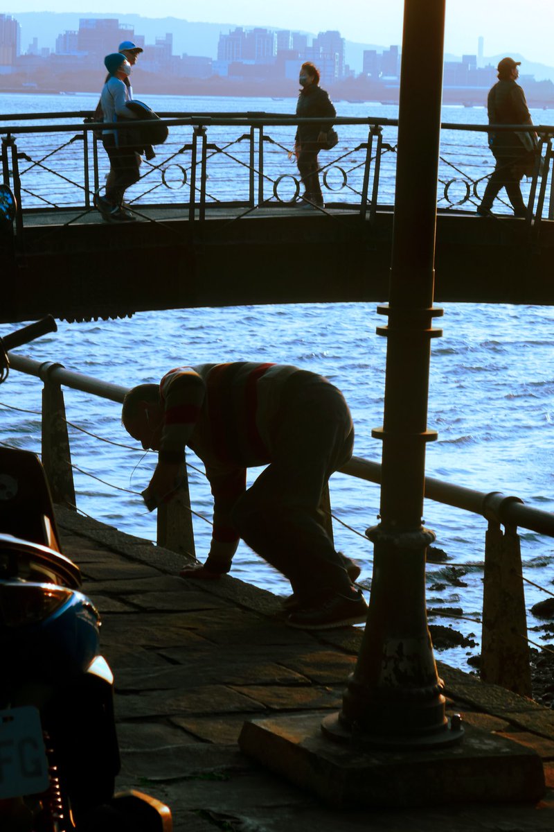 Mushochen's tweet photo. Danshui seaside 03
水邊人影
silhouettes at the sea
#Taiwan #Taipei 淡水
#Danshui
#yousawscens https://t.co/jsH0rfu5UV