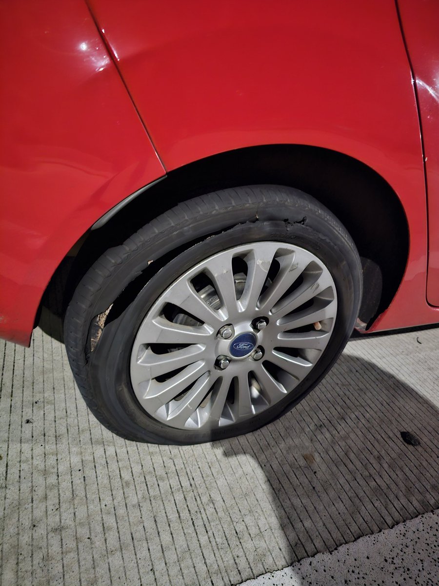 P447A's tweet photo. Semalam saya mengalami pecah ban di Tol Kunciran arah Pondok Aren dari GT alam sutera. Mohon tindak lanjut dan kompensasi apa yang didapat terhadap pengguna jalan berbayar yang mengalami kecelakaan seperti saya https://t.co/d0NVFigDLe