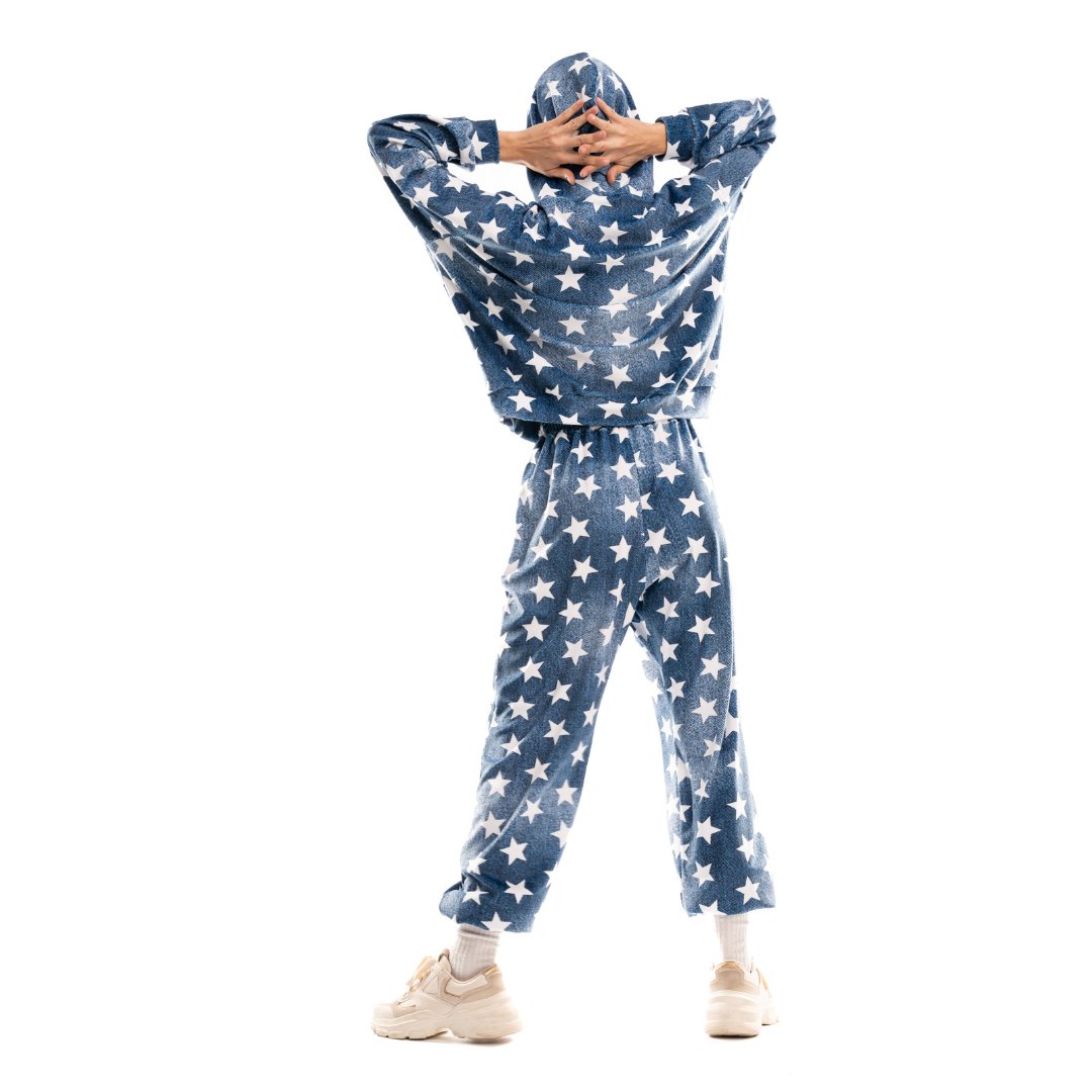 LazyBabes_com's tweet photo. ✨ Channel your inner 'Party in the USA' vibes with our velour set!

Dancing the night away in style, because who says comfort can't be glamorous? 💃

New collection is OUT! Link in bio 🔗

#lazybabes #womenstracksuit #velourset #loungewear #sportswear #partyintheUSA https://t.co/Xtakyq6wjI