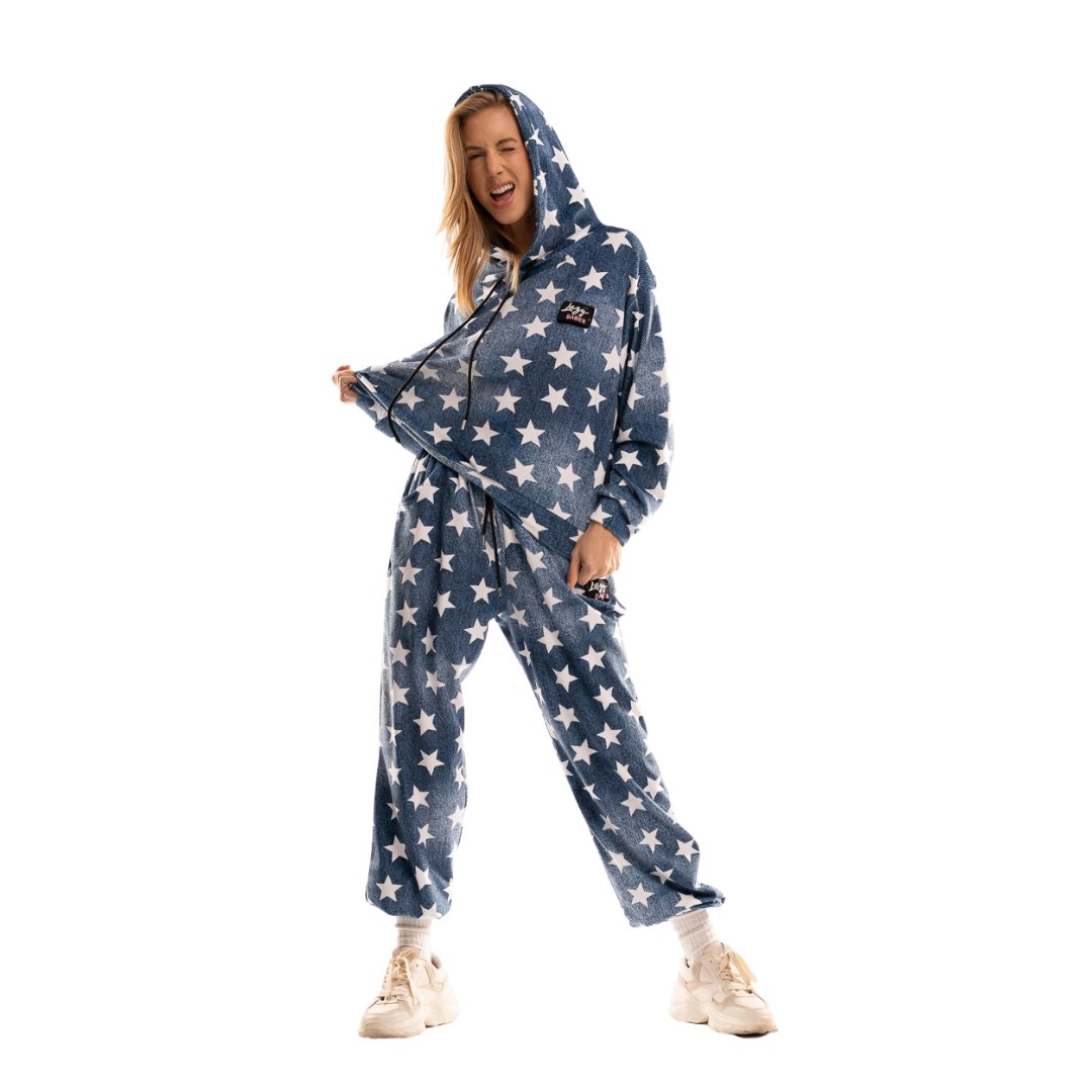 LazyBabes_com's tweet photo. ✨ Channel your inner 'Party in the USA' vibes with our velour set!

Dancing the night away in style, because who says comfort can't be glamorous? 💃

New collection is OUT! Link in bio 🔗

#lazybabes #womenstracksuit #velourset #loungewear #sportswear #partyintheUSA https://t.co/Xtakyq6wjI