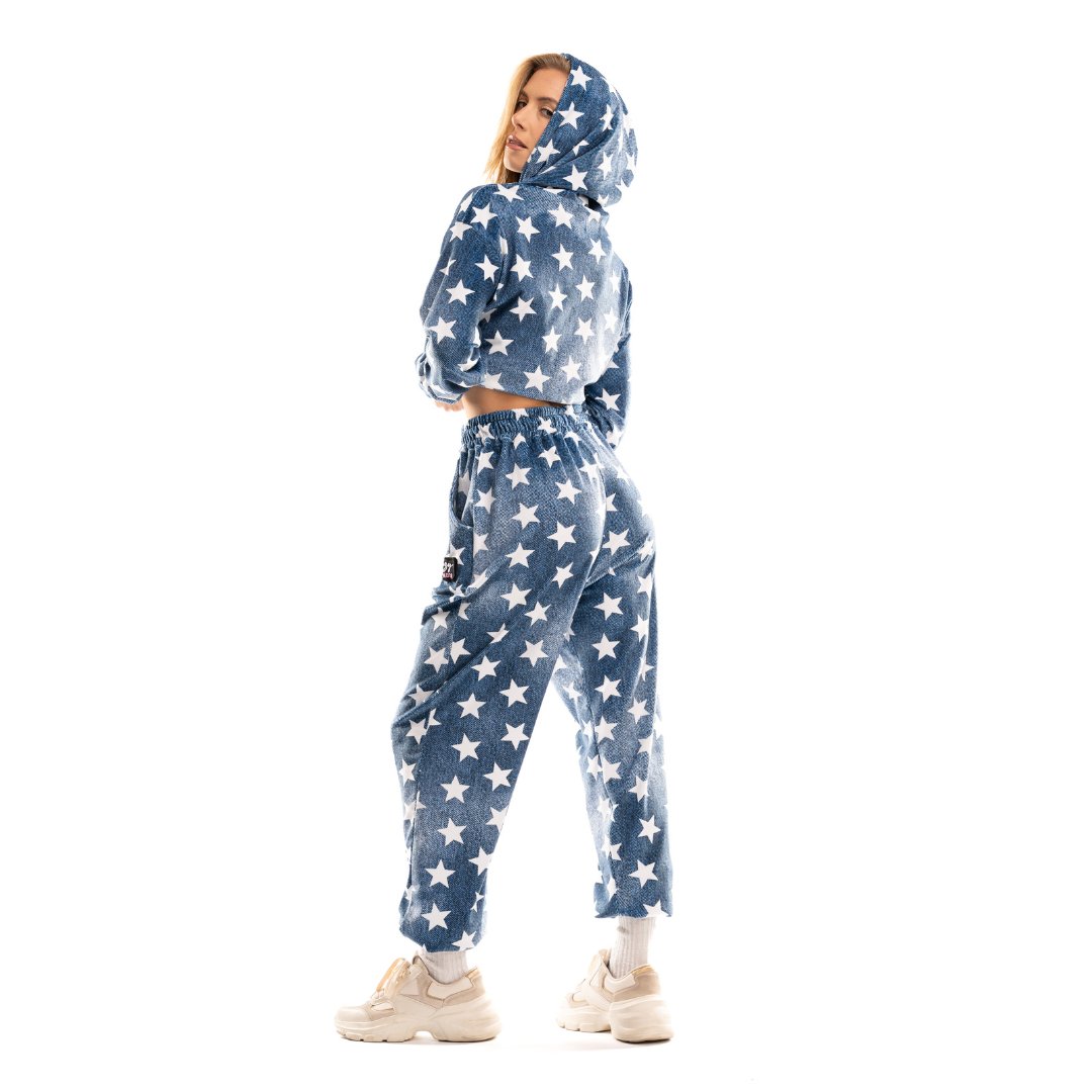 LazyBabes_com's tweet photo. ✨ Channel your inner 'Party in the USA' vibes with our velour set!

Dancing the night away in style, because who says comfort can't be glamorous? 💃

New collection is OUT! Link in bio 🔗

#lazybabes #womenstracksuit #velourset #loungewear #sportswear #partyintheUSA https://t.co/Xtakyq6wjI