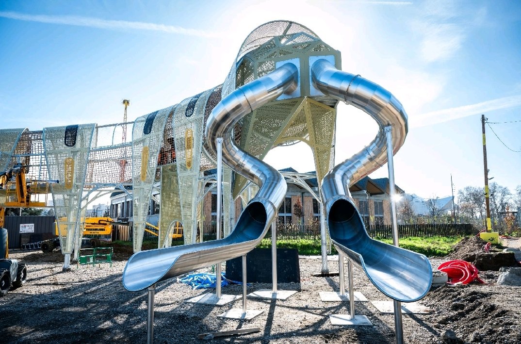 vlungenstrass's tweet photo. L'aire de jeux monumentale "Caterpilou" avance bien 😍

Cette aire de jeux dans un îlot de fraîcheur 🌳🌳, ainsi que l'allée Canopée Francisque Collomb, seront dès cet été un lieu important pour le quartier de Confluence. Hâte !

#Lyon #ecologie https://t.co/OkIwwyxL2F