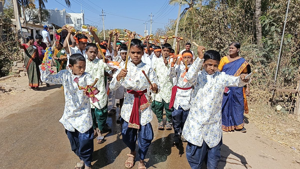 ddswd_gadag's tweet photo. ದಿನಾಂಕ:16-02-2024 ರಂದು ಲಕ್ಷ್ಮೇಶ್ವರ ತಾಲೂಕಿನ ಸೂರಣಗಿ ಪಂಚಾಯತನಲ್ಲಿ ಸಂವಿಧಾನ ಜಾಗೃತಿ ಜಾಥಾ ಕಾರ್ಯಕ್ರಮವನ್ನು ಸ್ವಾಗತಿಸಿ, ಗ್ರಾಮ ಪಂಚಾಯತ ಅಧ್ಯಕ್ಷರು, #Suranagi,#Gadag #OurConstitutionAt75 #ಸಂವಿಧಾನ_ಜಾಗೃತಿ_ಜಾಥಾ #ConstitutionAwarenessKarnataka @ZP_Gadag @HKPatilINC @Captain_Mani72 https://t.co/dXzm7qaHyN