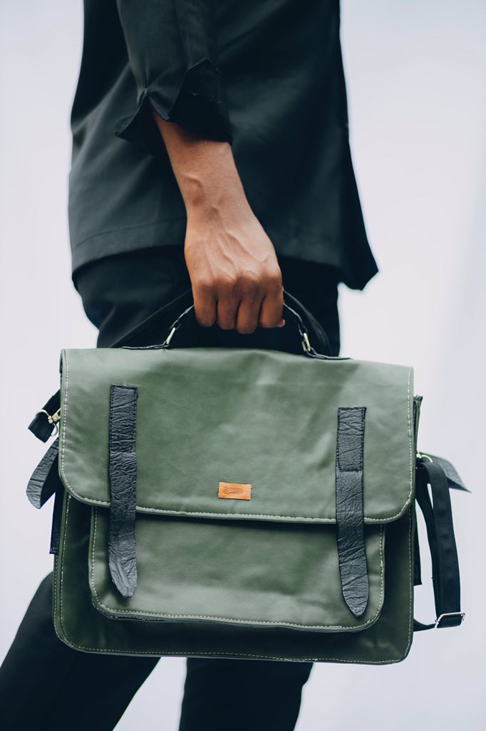 Chic Tech Companion, Redefining Professionalism with Leather Sophistication. 

KORA BAG

#tech #laptopbag #laptop #chic #men #luxuriouslifestyle #luxurylifestyle #luxury #prosperity #coming #leather #bag #madeinrwanda #happiness #fashion #hf2024 #iam #collection #iamcollection