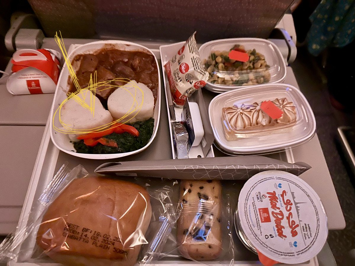amiramoses's tweet image. Ugali served in the emirates flight from Kenya 🇰🇪❤️. 

Yes please madam air hostess that’s what I will have thank you 🙏🏾. More Ugali? 🤣

#luhya #kenya