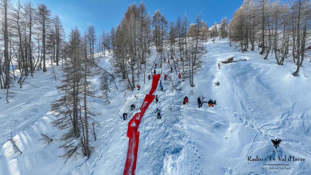 100% du domaine skiable est ouvert, mais quelques endroits nécessitent parfois un petit coup de main (pelle) comme cette portion de la piste Santons. L'opération s'est faite à l'ancienne par les #pisteurs. La neige est jetée sur la bâche et glisse sur la piste #valdisere #tignes