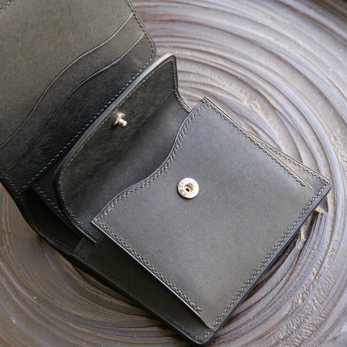 TocoTowa_Tokyo's tweet photo. サンプル品のミニウォレット出品しました！

が、なんとお知らせする前にご注文いただきました🤩

お待ちいただいていた方ごめんなさい！

また型紙を調整して作る予定ですので、その際は是非ご検討ください。

ありがとうございました！ https://t.co/PUHgEZE1gN