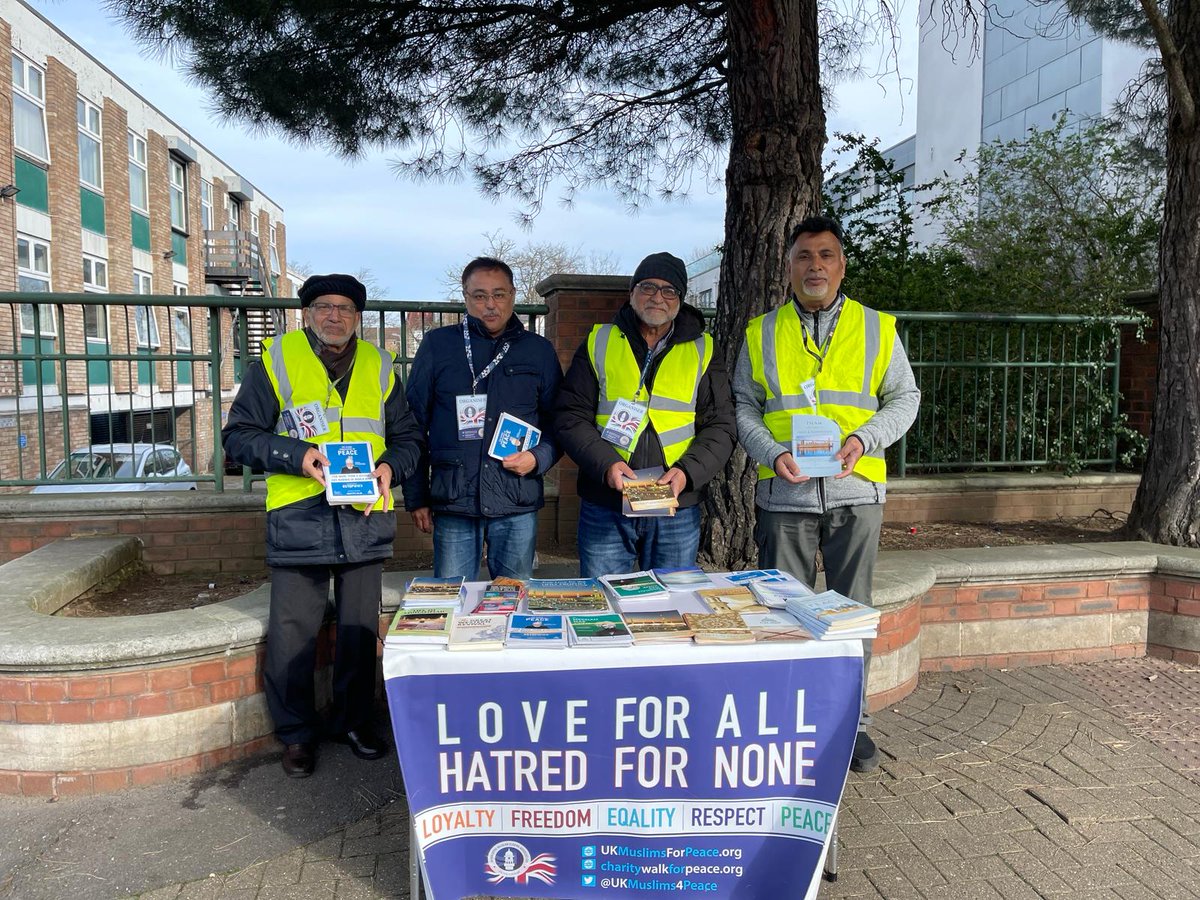 nr_amea's tweet photo. Muslim Elders from Upper Mitcham Chapter of AMEA UK were out on Thursday around Amen Corner in Tooting to help spread the message of love and peace!#PeaceForAll
#Love4AllHatred4None
@charitywalk_uk 
@ukmuslims4peace
@Ansarullah_UK https://t.co/co18OnKyHd