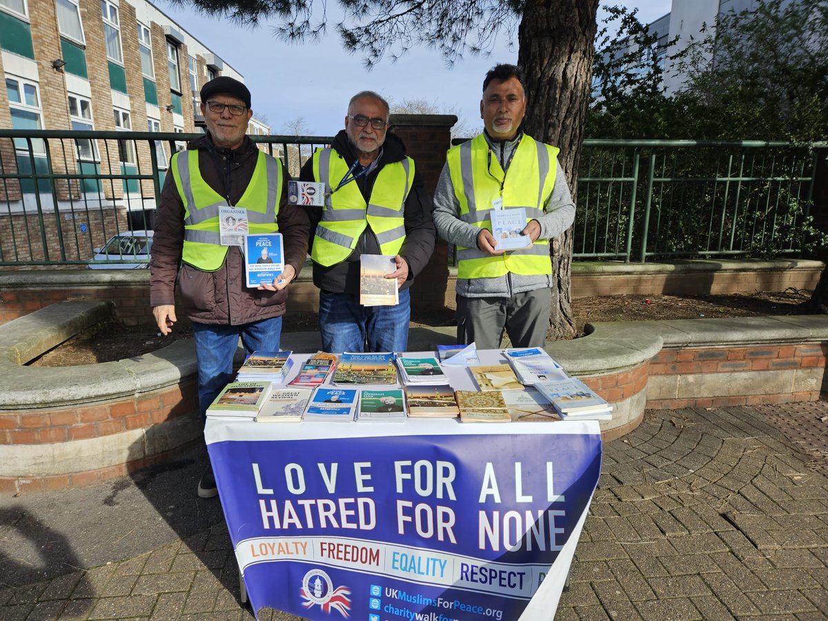 nr_amea's tweet photo. Muslim Elders from Upper Mitcham Chapter of AMEA UK were out on Thursday around Amen Corner in Tooting to help spread the message of love and peace!#PeaceForAll
#Love4AllHatred4None
@charitywalk_uk 
@ukmuslims4peace
@Ansarullah_UK https://t.co/co18OnKyHd