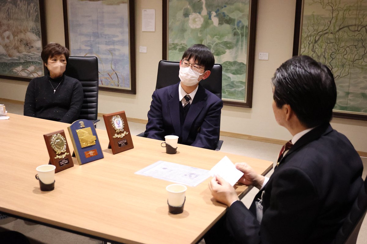 k_ishioka's tweet photo. ＼将棋界へ羽ばたく🪽石上雄一朗さん／

高校の将棋日本一を決める第36回全国高校将棋竜王戦の県大会にて見事、優勝した石上雄一朗さんが市役所を訪れました！石上さんは石岡市在住の高校1年生。学校の囲碁将棋部に所属し、日々将棋の腕を磨いています💪

石上さんの今後の活躍に期待です🥺✨ https://t.co/P3M3ikqGGl