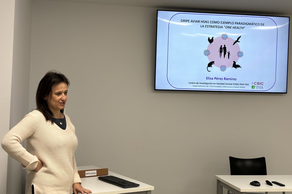 Hoy contamos con la presencia de la Dra. Elisa Pérez Ramírez (@Bureli), viróloga veterinaria en el Centro de Investigación en Sanidad Animal @CISA_INIA_CSIC. Nos ha hablado de la pandemia actual de gripe aviar por H5N1 clado 2.3.4.4b como ejemplo de estrategia #OneHealth.