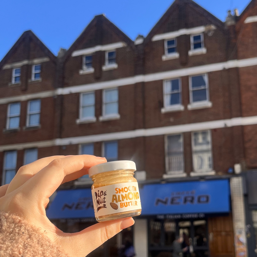 The shining star, or jar, of our warming porridge collab with Caffé Nero is our delightfully mini Smooth Almond Butter. Alongside banana chips, nutritious oats and a dusting of cinnamon, each bowl comes with one these so you can swirl to your hearts content.🥣 Yum!
