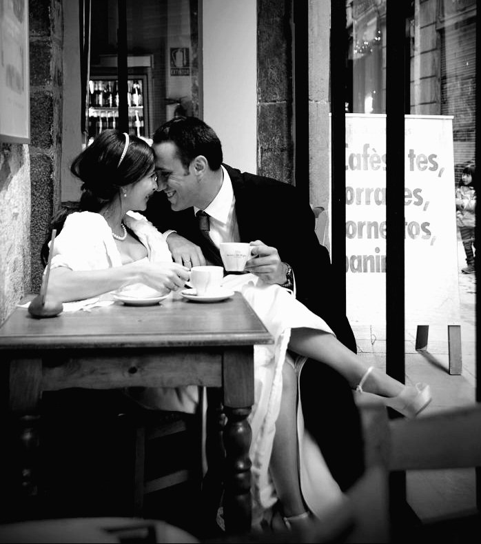 “Usted y yo tenemos una lluvia pendiente, no importa si es febrero o si es mayo, sé que ese día lloverá... Yo le haré café, y usted me hará la vida”.
— Isco Santi