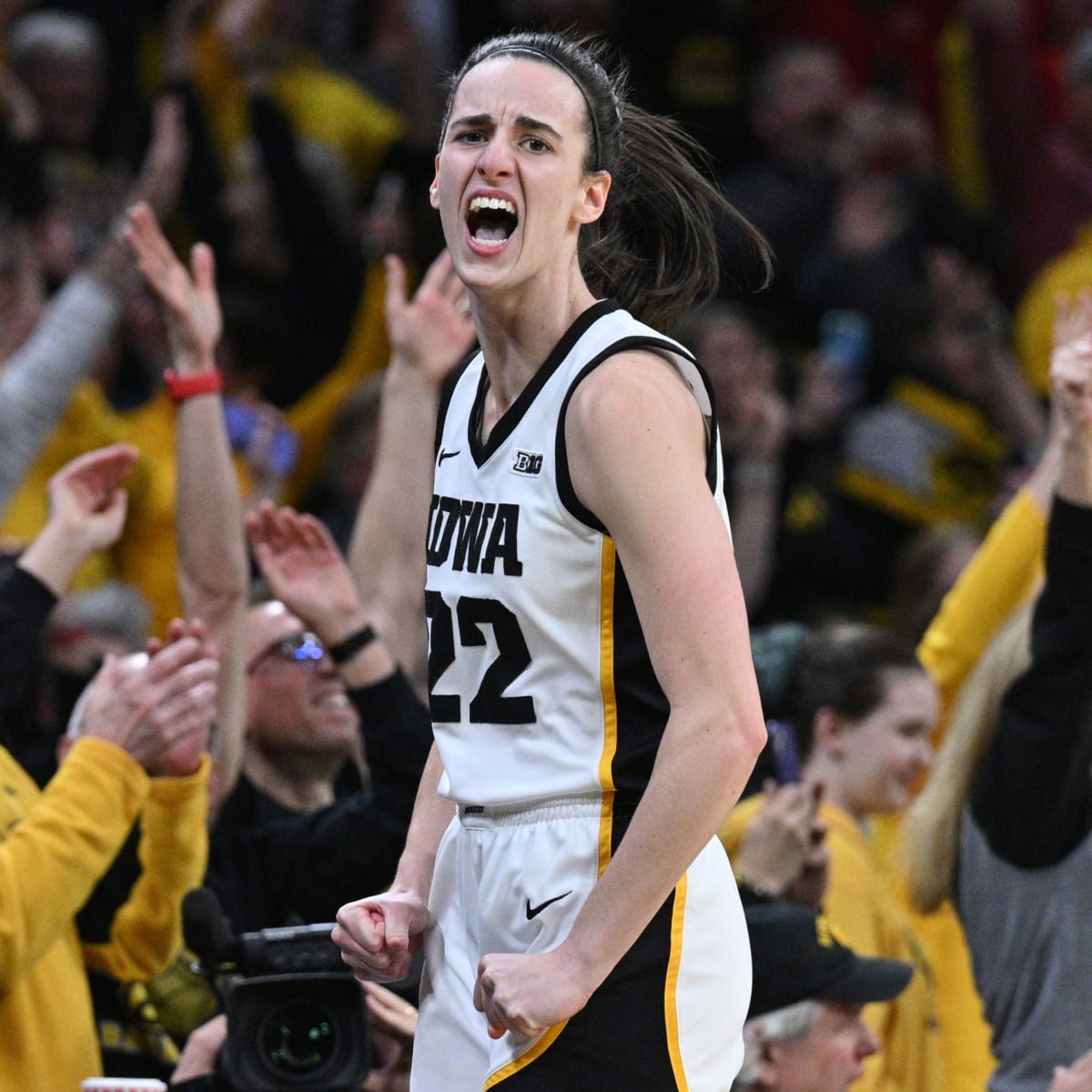 L'argomento che trova più spazio sui media sportivi americani nelle ultime 12 ore, non è l'NBA, non è il recente Super Bowl, non è il baseball, non è una notizia di gossip.
È la ragazza in questa foto: si chiama Caitlin Clark, ha 22 anni, ed è all'ultimo anno di college.
Gioca a