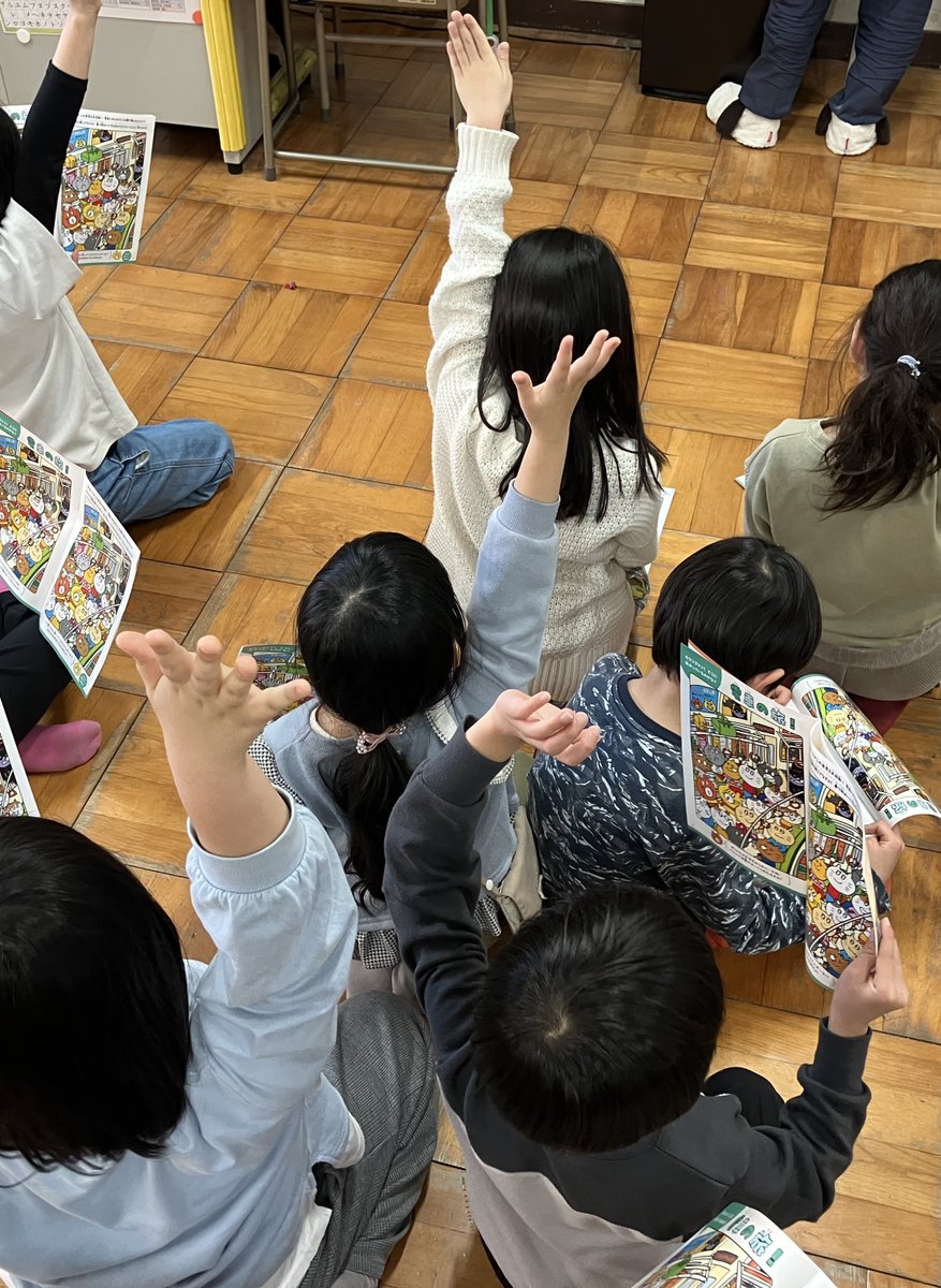 【まちがいさがしお試し版！】

『ドコッチとココッチのぜんぶ見つけてはいけないまちがいさがし』お試し版を
学童の方に読んでいただいたところ、大盛り上がり✨

まちがいさがしもできちゃいます！
みんなはもうまちがいぜんぶ見つけたのかな？

#ドコッチとココッチ #間違い探し #まちがいさがし