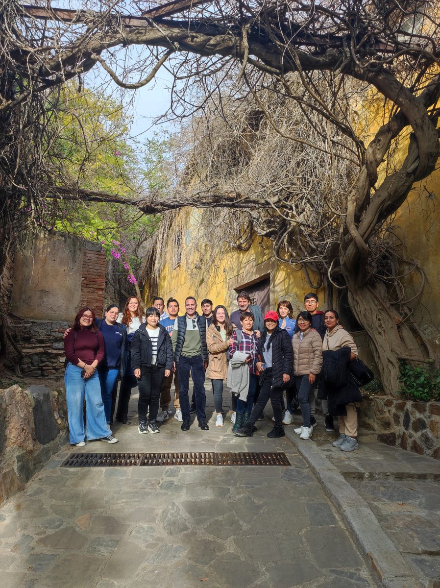 Xerrem i caminem. Sortida del SLC Esplugues per la ruta històrica. Aquest grup de B1 va practicar les preguntes bàsiques i va descobrir la bellesa del seu entorn alhora. Febrer 2024.