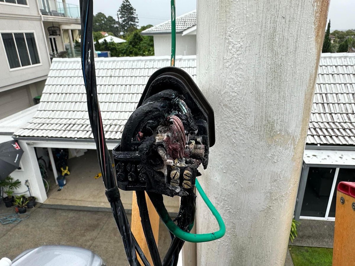 ElectricalEmbas tweet picture