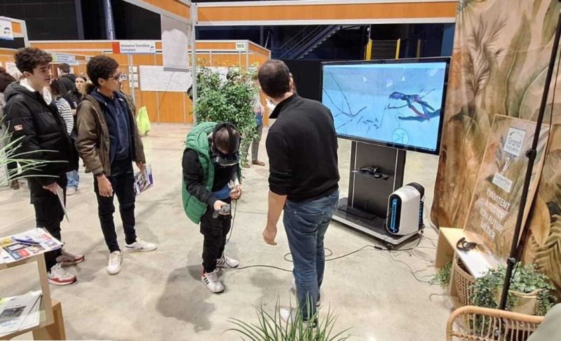 🔦 Nouveau coup de projecteur sur Ampelos !
🍇  La formation à la taille de vigne en VR, est un outil formidable pour  l’attractivité des métiers viticoles. 👥 180 visiteurs, des collégiens  (dont 25% de filles !) sont venus tester les gestes du métier au #FOFE2024