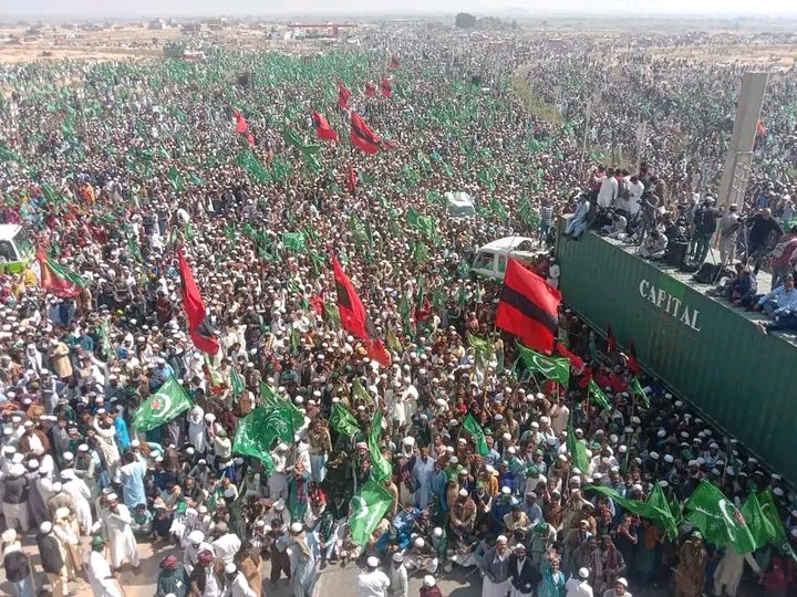 Vinod_Kumar56's tweet photo. جي ڊي اي ڌرڻي جا تازا منظر, لکين ماڻهو ڌرڻي ۾ پهچي ويا, قافلا اڃا پهچن پيا.....
#GrandProtestHyderabad https://t.co/KsFVd8FDFC