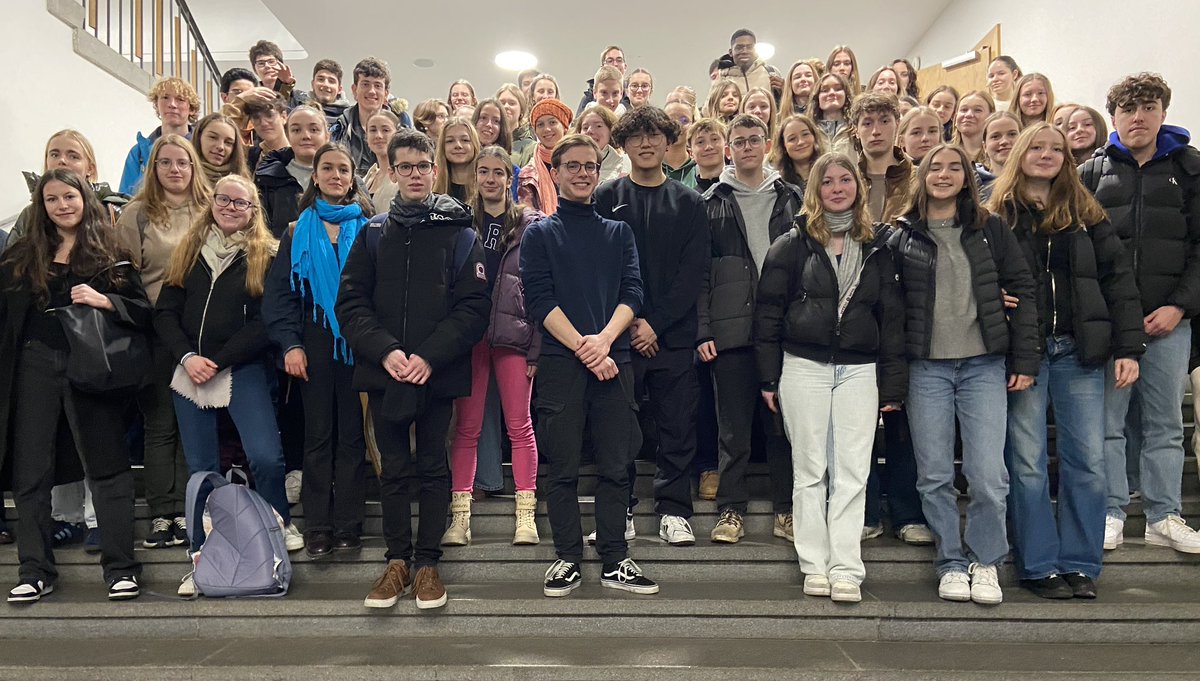 Les élèves de 2de Abibac se sont rendus à Ludwigsburg pour une journée avec leurs correspondants du Goethe-Gymnasium. Ils ont ainsi pu découvrir la ville et le lycée et ont noué des liens avec les jeunes Allemands avant un voyage commun à Fribourg qui aura lieu en mars.