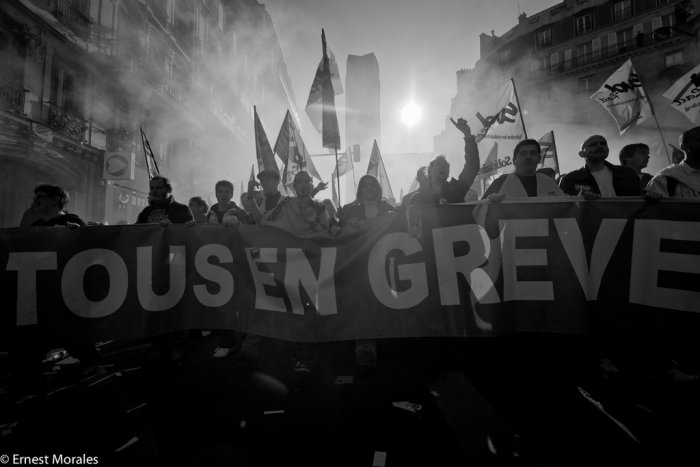 p_duval's tweet image. Ils ont supprimé le droit de grève dans les transports, on  a dit "super on pourra aller en vacances".
Ils ont supprimé le droit de grève dans les raffineries, on a dit "super, on aura toujours de l'essence".
Ils ont supprimé le droit de grève partout, on a dit "super, la France…