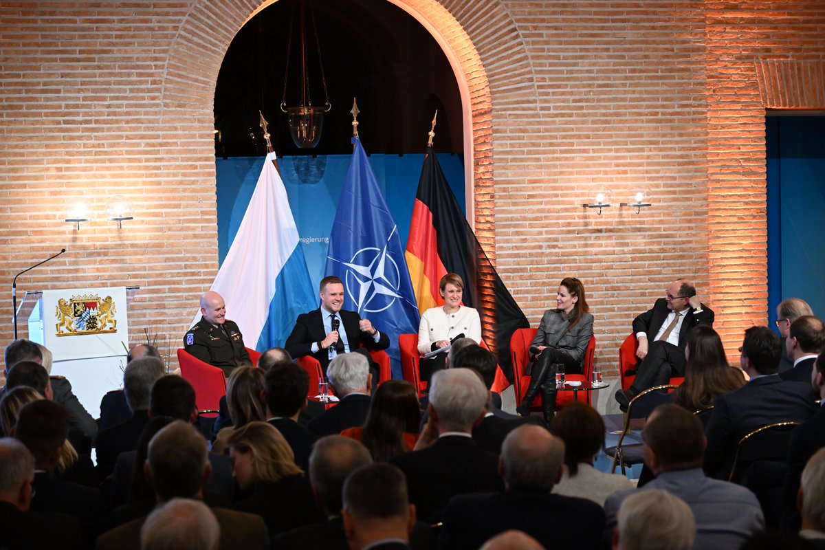 Sudeten_Zeitung's tweet photo. #siko2024 Sicherheitspolitisches Gespräch gestern Abend mit Christoph Heusgen, Staatskanzleiminister Florian Herrmann, Christian Schmidt, Gabrielius Landsbergis, Außenminister von Litauen, und General Christopher Cavoli, Supreme Allied Commander Europe. #NATO @DAGATAGermany https://t.co/y1KOfXHPuk
