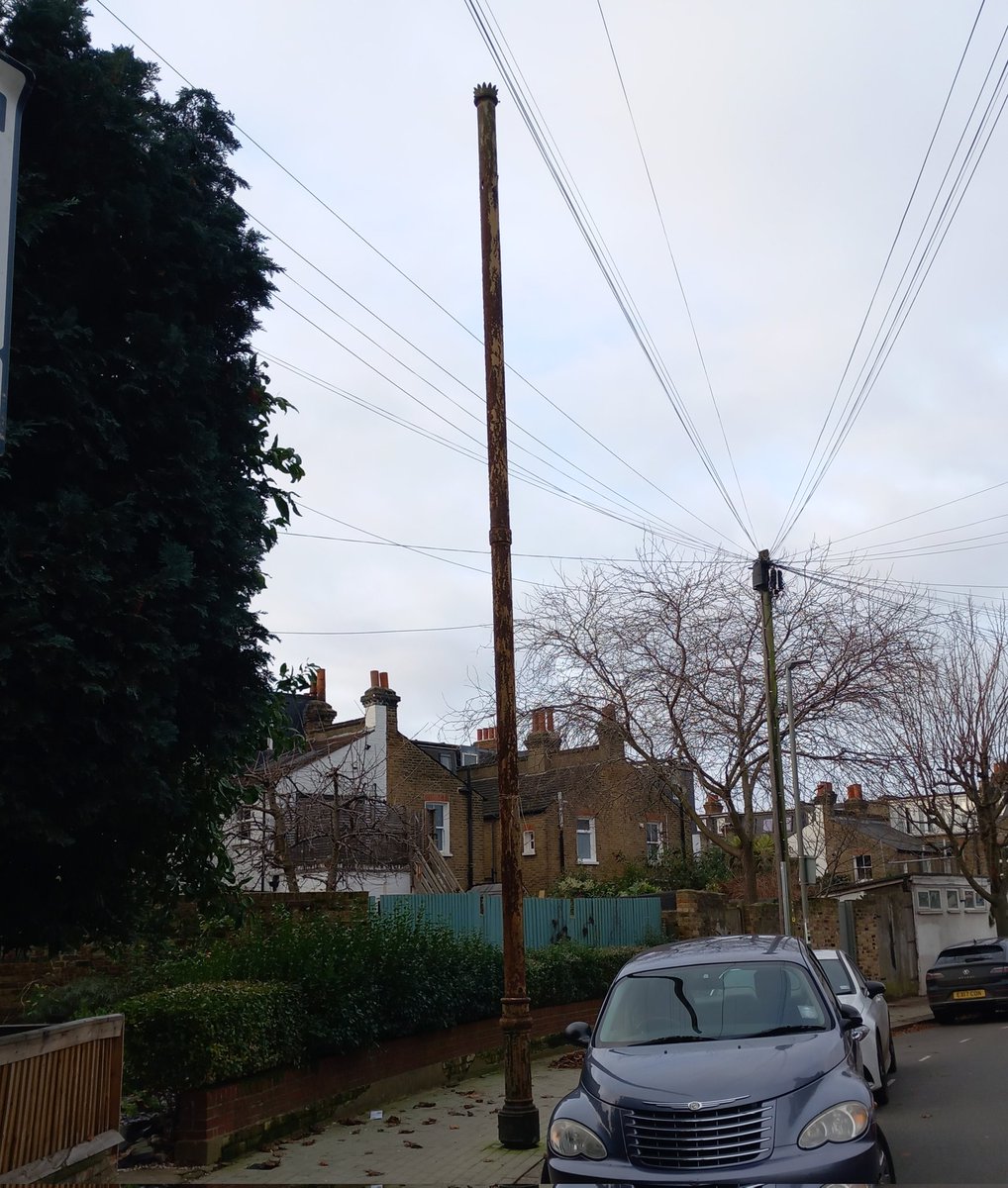 There are a variety of stink pipes across Tooting; this one in Avarn Rd. Street clutter? Historic assets? Should some of them/ all of them be #locallylisted? Would love to know what everyone thinks.