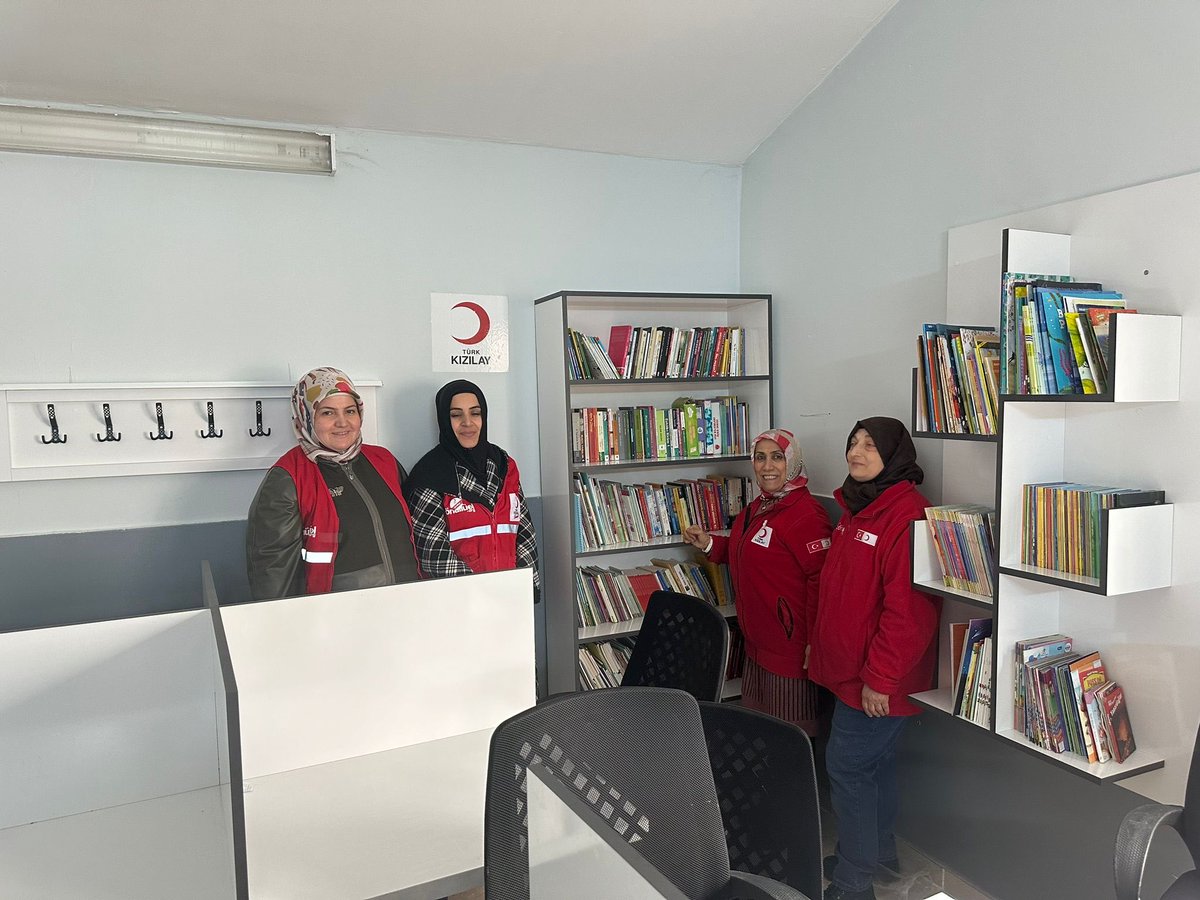 KizilayKadin_65's tweet photo. Köy okulumuzun kütüphanesine kitap desteğinde bulunduk katkıda bulunan herkese teşekkür ediyoruz 
#egitime katkı
#merhametçinarları
#iyiliksensizolmaz https://t.co/3PPjpMlQos