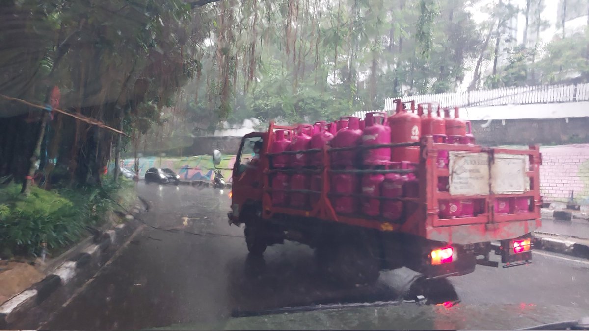 Ada kabel jatuh di pertigaan tamansari Siliwangi (sebrang kafe halaman). Baiknya lapor kemana ya <a href="/PRFMnews/">Radio PRFM</a> ?