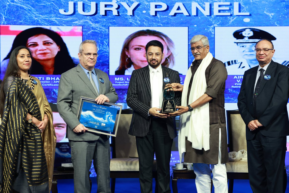 Mr <a href="/janshuman/">Anshuman</a>, Director, TERI, being felicitated by Hon'ble Minister <a href="/gssjodhpur/">Gajendra Singh Shekhawat</a>, <a href="/JalShaktiMin/">Ministry of Jal Shakti</a>, Government of India, for his contributions as jury member at <a href="/TheWaterDigest/">Water Digest</a> Water Awards 2024.

#WaterAction #SDG6