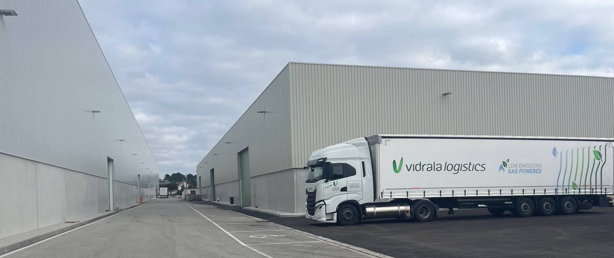 Vidrala_Group's tweet photo. Nuevo paso en nuestra Logística, con la nueva nave en nuestro HUB logístico de Portugal que incorpora últimas tecnologías digitales.
Keeping forward on our Logistics strategy, a new warehouse, including latest digitalization techs, is available in our logistics HUB in Portugal. https://t.co/wfFxk5nInS