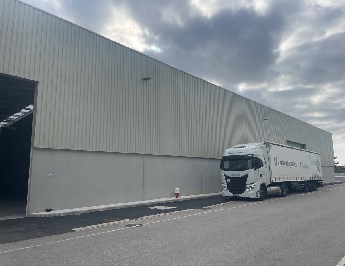 Vidrala_Group's tweet photo. Nuevo paso en nuestra Logística, con la nueva nave en nuestro HUB logístico de Portugal que incorpora últimas tecnologías digitales.
Keeping forward on our Logistics strategy, a new warehouse, including latest digitalization techs, is available in our logistics HUB in Portugal. https://t.co/wfFxk5nInS