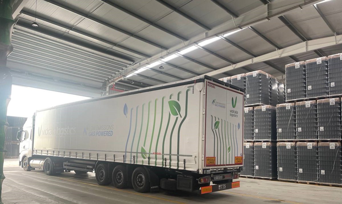 Vidrala_Group's tweet photo. Nuevo paso en nuestra Logística, con la nueva nave en nuestro HUB logístico de Portugal que incorpora últimas tecnologías digitales.
Keeping forward on our Logistics strategy, a new warehouse, including latest digitalization techs, is available in our logistics HUB in Portugal. https://t.co/wfFxk5nInS