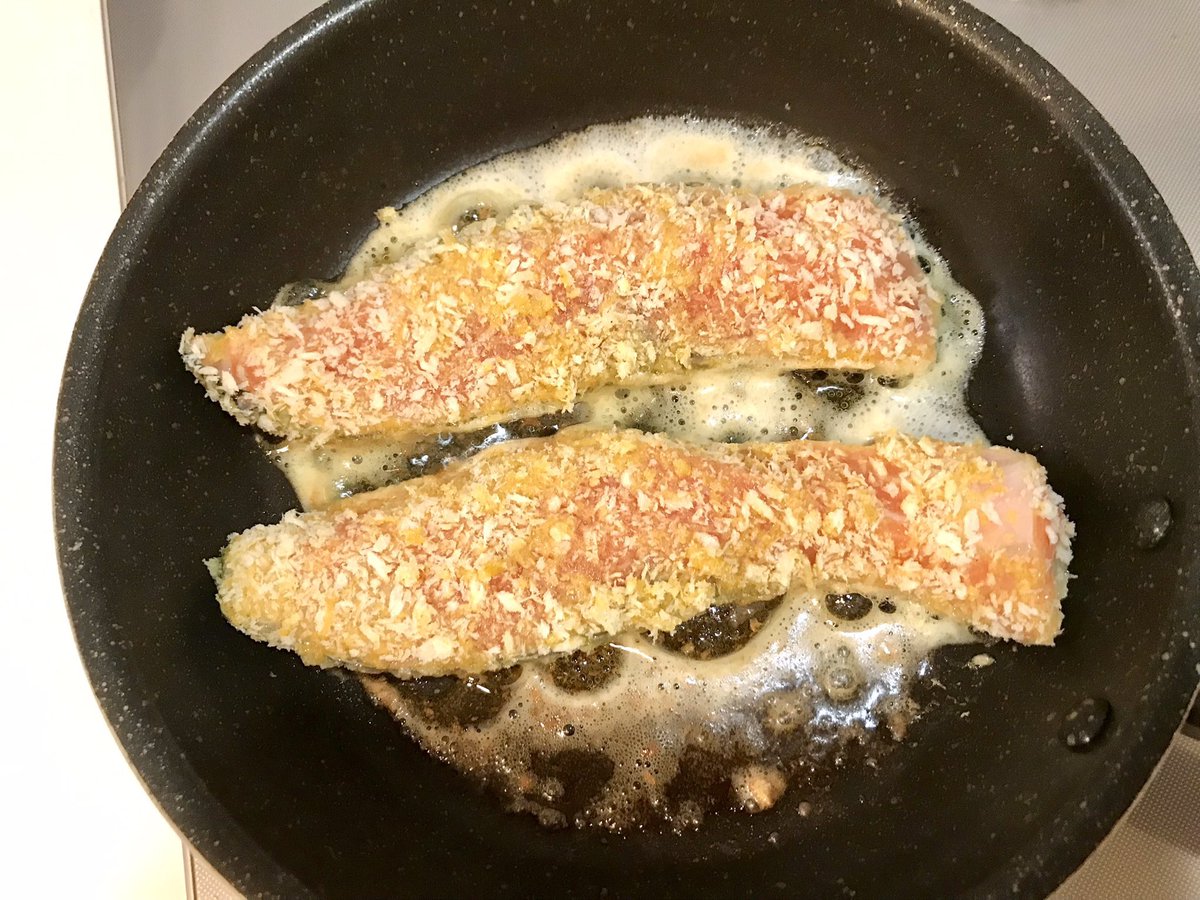 mainooyatsu's tweet photo. 一番喜ばれる魚料理！塩をふった生鮭にカレー粉＋マヨを塗り、パン粉と粉チーズをまぶしたら、バターと油を熱して焼く。大好きです🐟 https://t.co/iTFNxCHlEv