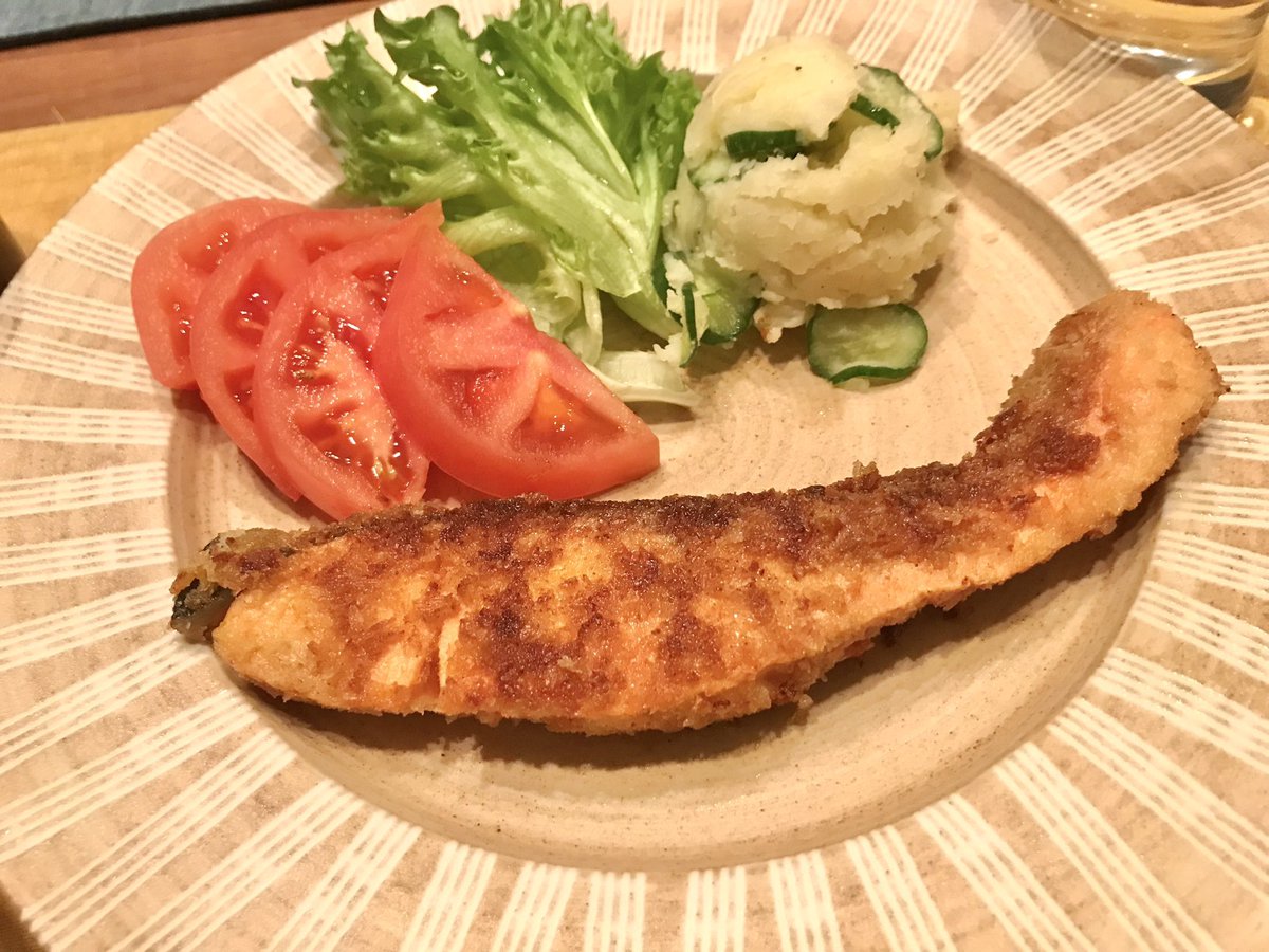 mainooyatsu's tweet photo. 一番喜ばれる魚料理！塩をふった生鮭にカレー粉＋マヨを塗り、パン粉と粉チーズをまぶしたら、バターと油を熱して焼く。大好きです🐟 https://t.co/iTFNxCHlEv