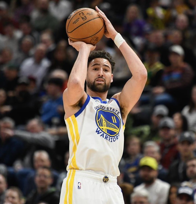 PasionBasketNBA's tweet photo. Las declaraciones de Klay Thompson tras su partidazo anoche y sobre no salir como titular:

“Por la mañana, Steve Kerr y yo tuvimos una buena charla sobre esto y puedes hacer dos cosas: puedes llorar o salir y responder. Pienso que hice esto último muy bien esta noche… Más importante aún, me di cuenta de que voy a jugar un montón de minutos. 

Sólo tengo que dejar ir el ego cuando pienso en salir desde el banquillo y todo eso. Pensé en Manu Ginóbili. Ese tipo tiene cuatro anillos y una medalla de oro. Salió del banquillo durante toda su carrera. Y no creo que nadie menosprecie su candidatura al Hall Of Fame. Es uno de los grandes.

No respondí bien al no jugar bien al final del partido la última vez. Me desquité con los entrenadores asistentes. Me disculpé con esos muchachos antes del encuentro, y creo que por eso bajé la guardia, lo que me permitió ser yo mismo ahí fuera».