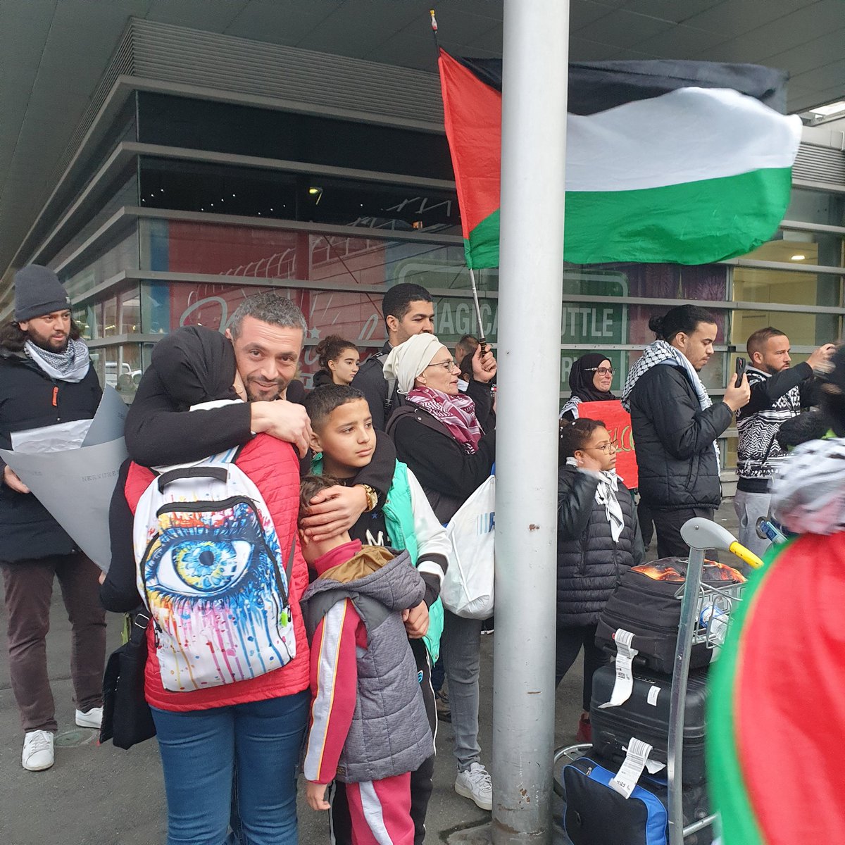 Arrivée des 42 Palestiniens et Franco-palestiniens (dont beaucoup de femmes et d'enfants) en provenance de #Gaza ce matin à l'aéroport CDG.
De nombreux militants étaient venus les accueillir.