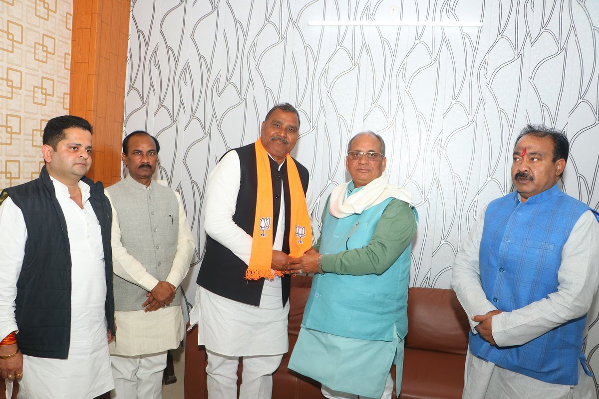 RajveersinghUP's tweet photo. आज लोकसभा एटा के ज़िला भाजपा कार्यालय पर श्री बजीर सिंह यादव  पूर्व ब्लॉक प्रमुख जी ने  मा० प्रधानमंत्री श्री नरेंद्र मोदी जी, मा० मुख्यमंत्री श्री योगी आदित्यनाथ जी एवं संगठन की नीतियों से प्रेरित होकर हज़ारो कार्यकर्ताओं के साथ भाजपा पार्टी की सदस्यता ग्रहण की। https://t.co/GlMIw1XxLc